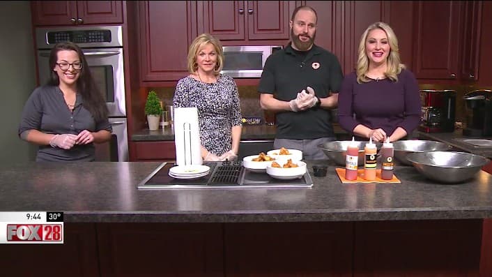 ABC Columbus: Buffalo Wings & Rings teaches the WSYX staff how to properly sauce wings
