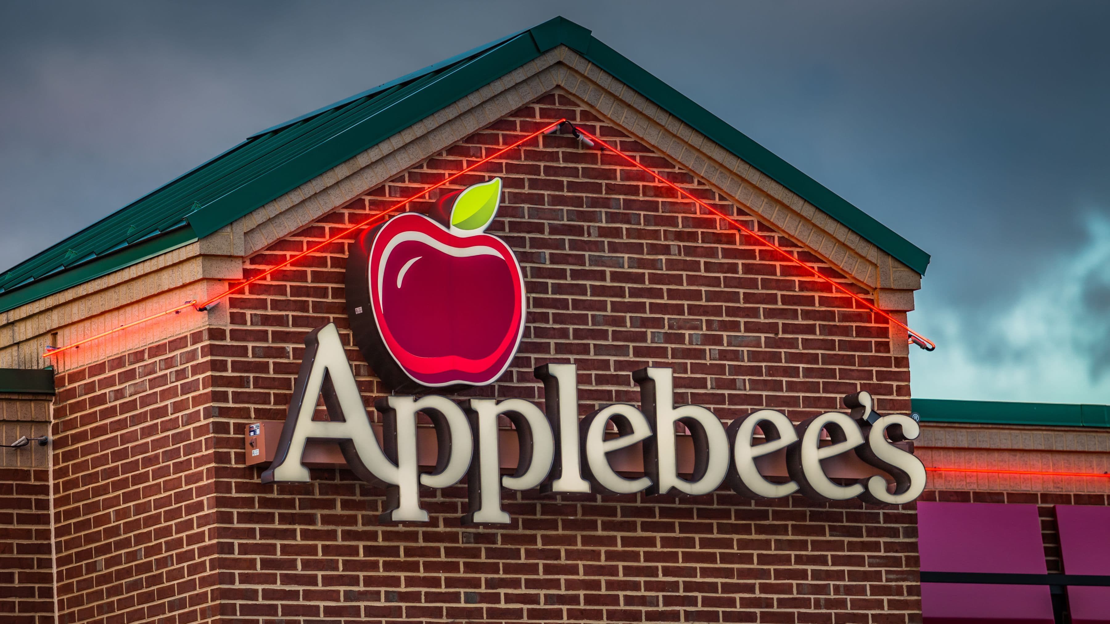 Applebee’s, Panera Among the Latest Franchises to Drop ‘No-Poach’ Policies