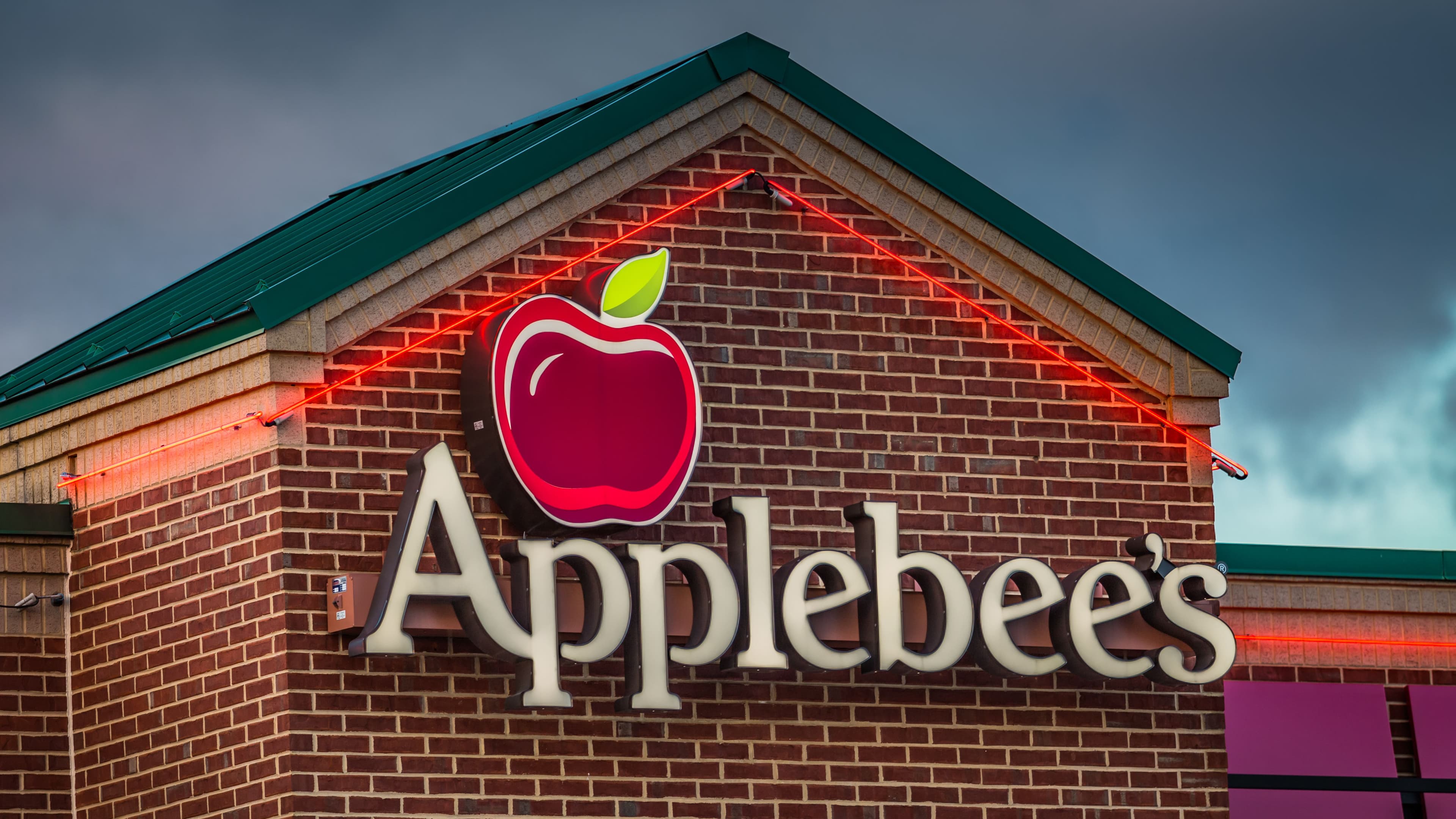 Court Sides Against Applebee’s Parent Company in Dispute Over Franchise Contracts