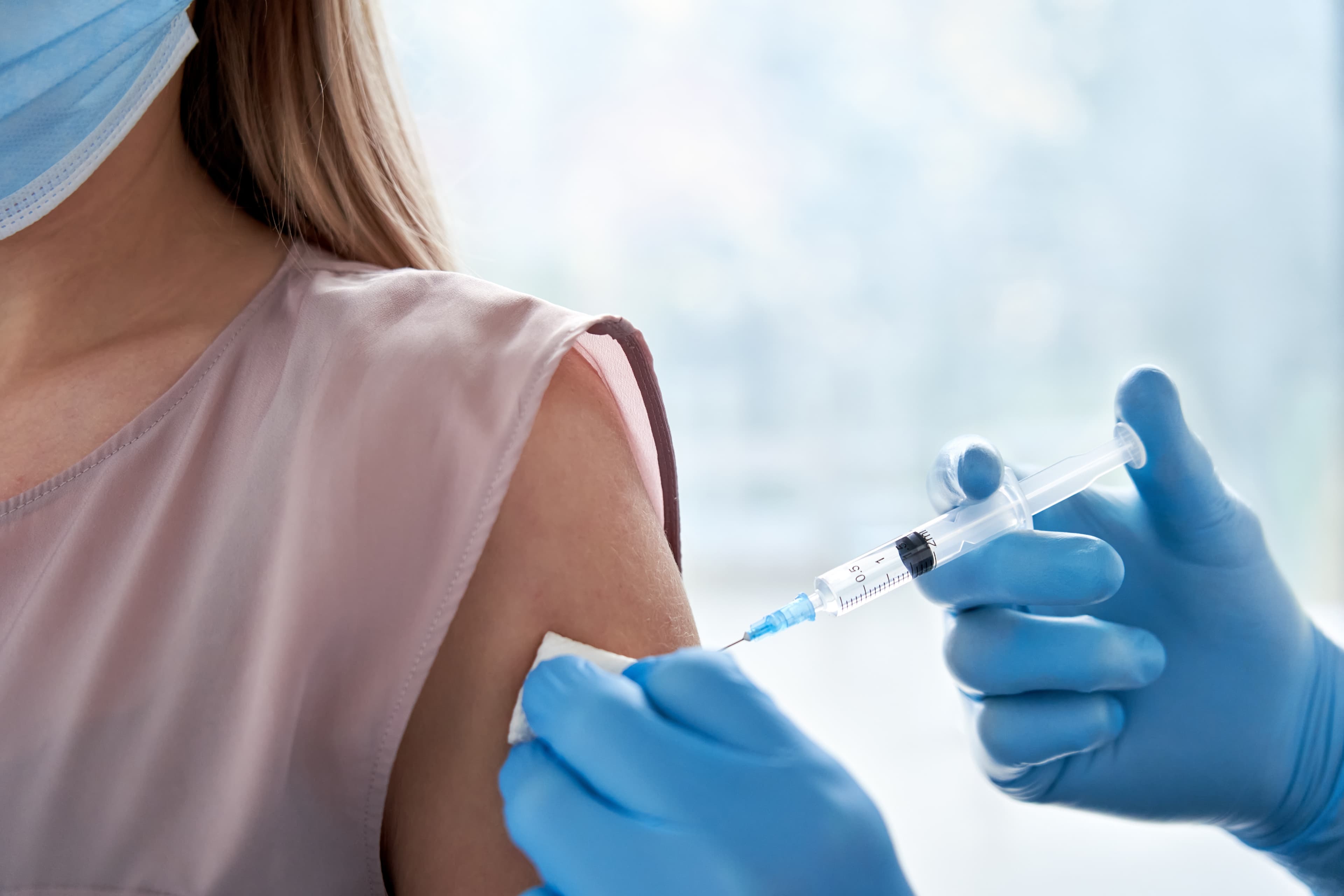 States Conflicted Over Vaccine Mandates for Restaurant Workers and Customers