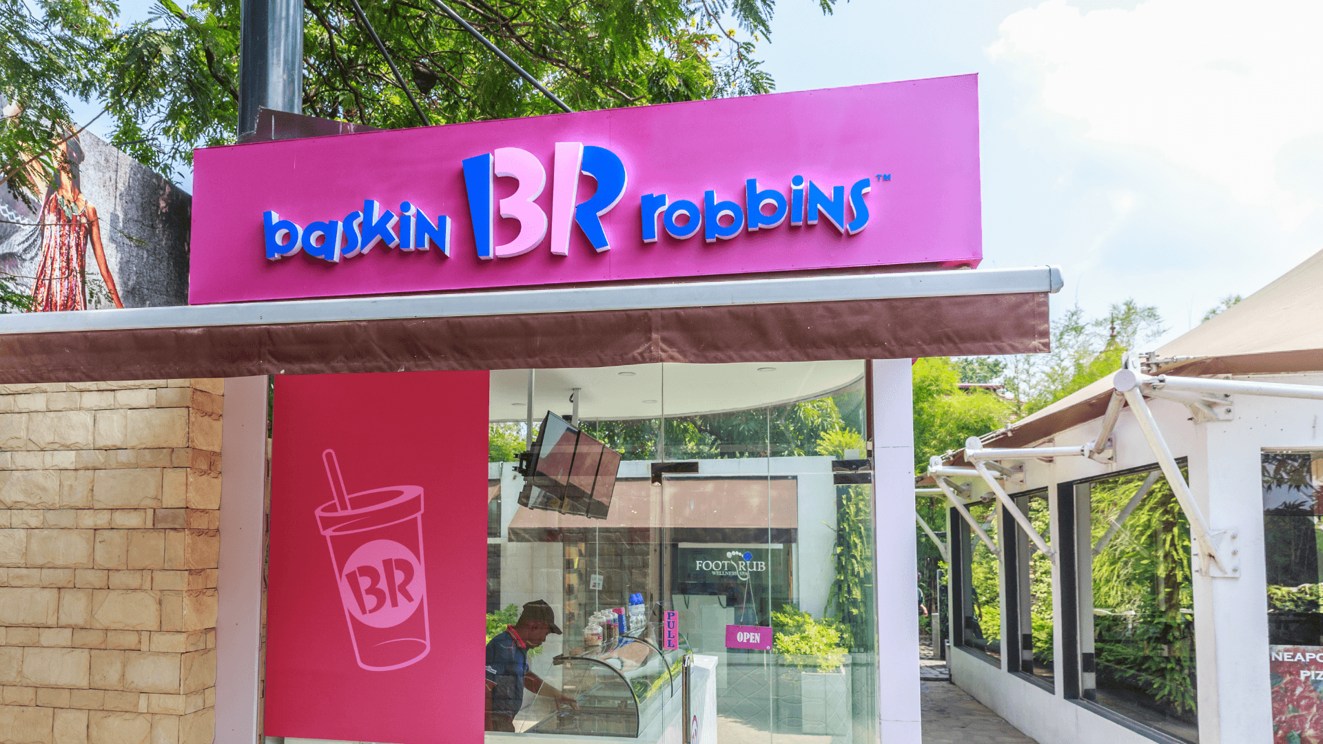 10 Low-Cost Food Franchises Under $1 Million