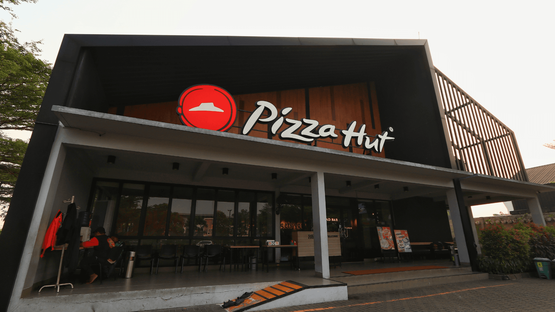 Pizza Hut Faces Franchise Struggles, Store Closures and Employee Backlash Amid Decline