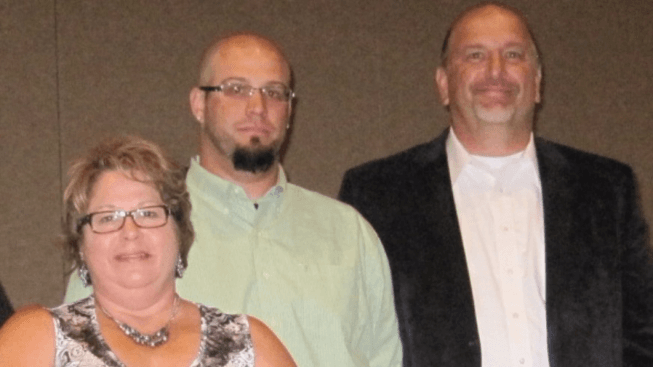 Buffalo Wings & Rings owners receive award