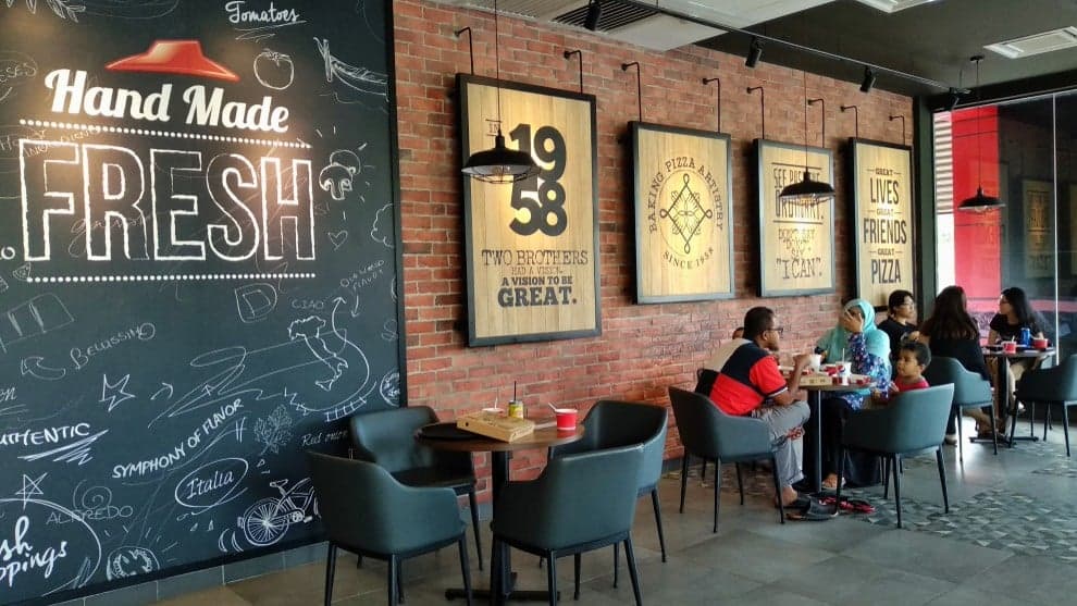 Pizza Hut Extends Loyalty Program to Include In-Store Purchases Pizza Hut Extends Loyalty Program to Include In-Store Purchases