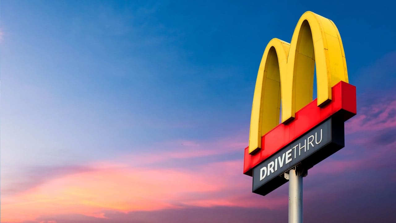 Adweek: McDonald’s Crops the Golden Arches to Direct You to the Closest Restaurant Adweek: McDonald’s Crops the Golden Arches to Direct You to the Closest Restaurant