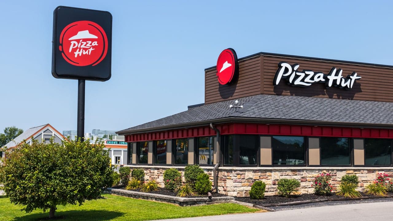 Pizza Hut Closing Hundreds of Underperforming Stores in Favor of Modern Express Model Pizza Hut Closing Hundreds of Underperforming Stores in Favor of Modern Express Model