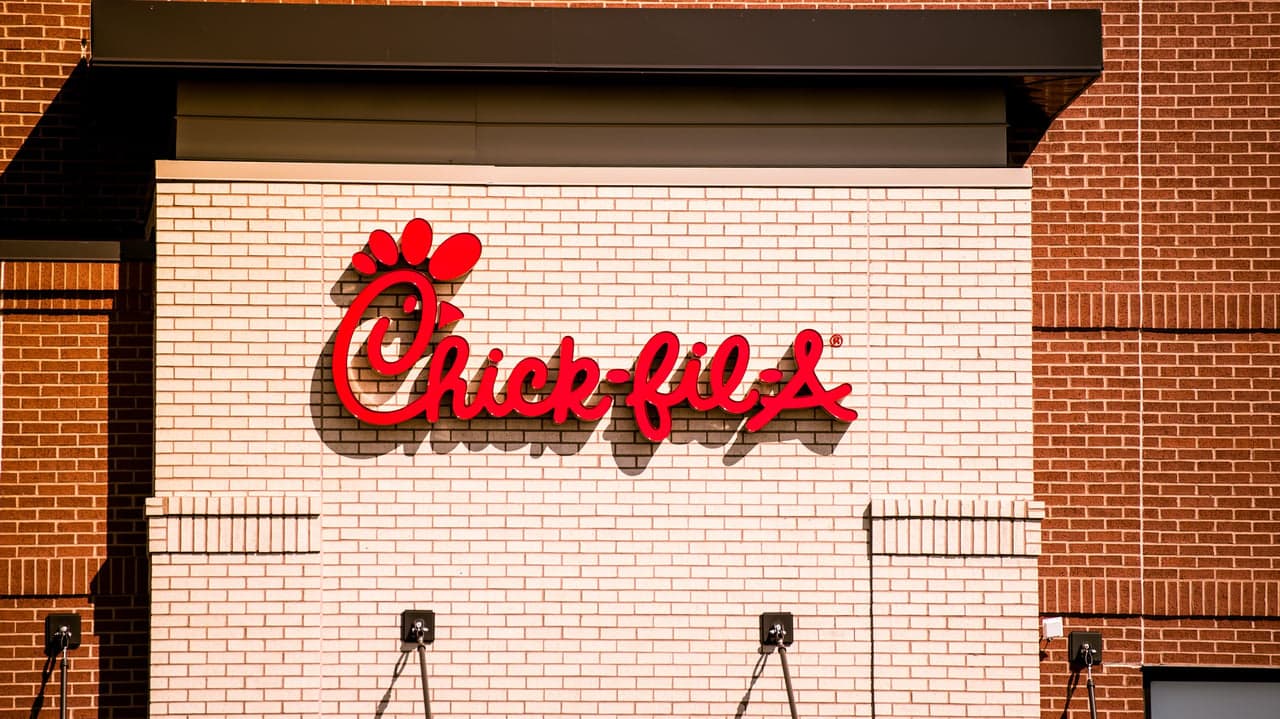 QSR Magazine: Chick-fil-A Breaks Sunday Tradition to Help Stranded Travelers QSR Magazine: Chick-fil-A Breaks Sunday Tradition to Help Stranded Travelers