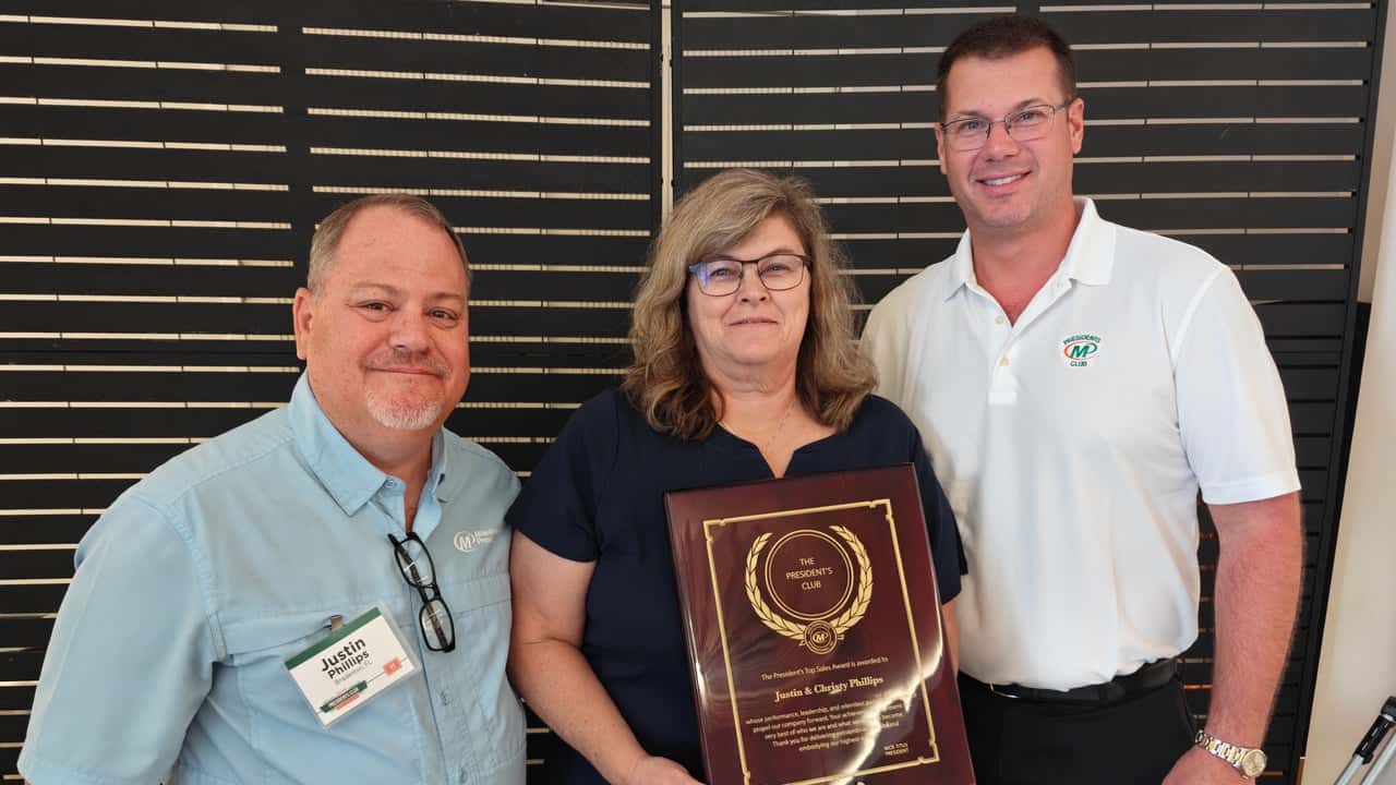 How undefined Evolved and Set New Standards Minuteman Press Franchisees Justin & Christy Phillips accept President’s Club Award from Nick Titus.