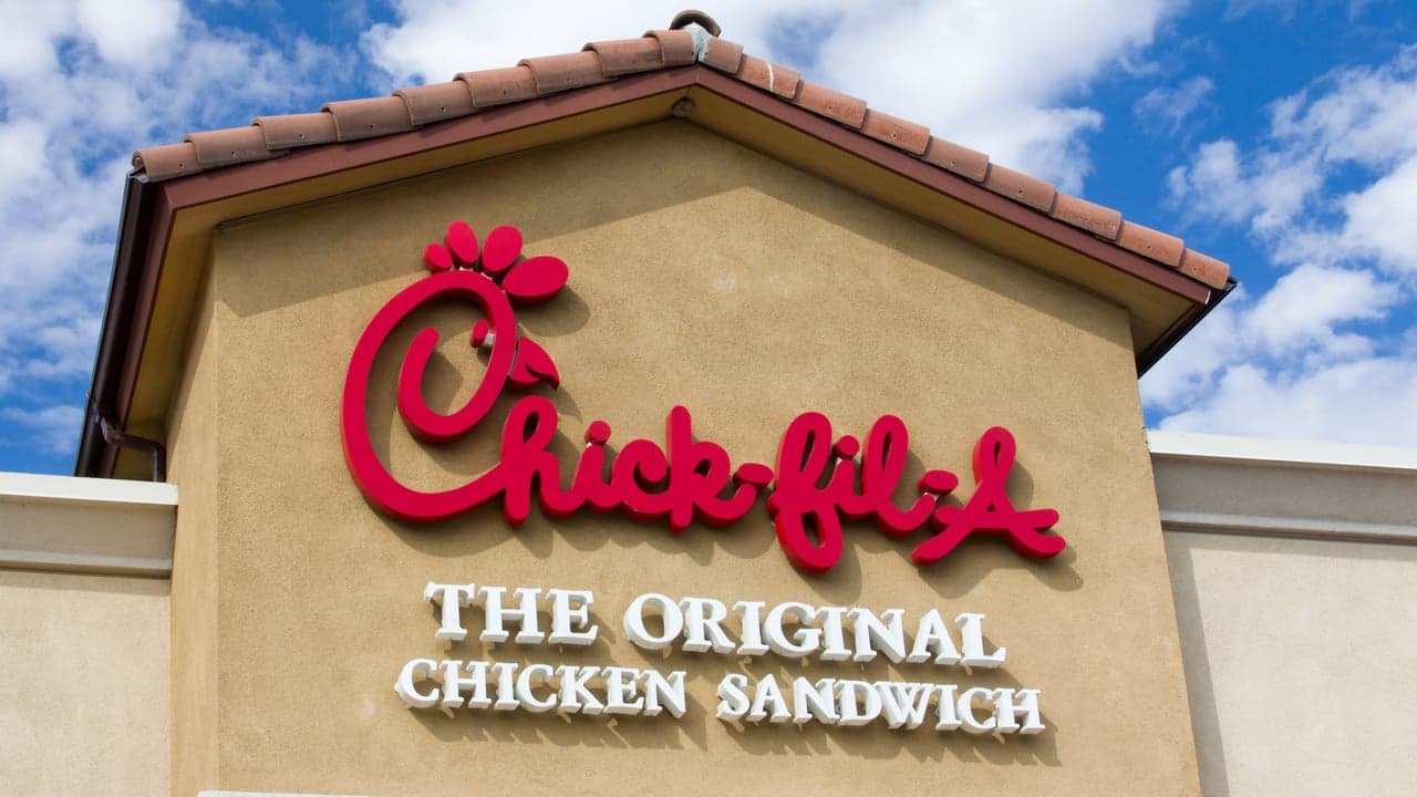 Chick-fil-A Offers ‘Volunteer’ Workers Chicken Sandwiches Instead of Money, Faces Backlash Chick-fil-A Offers ‘Volunteer’ Workers Chicken Sandwiches Instead of Money, Faces Backlash