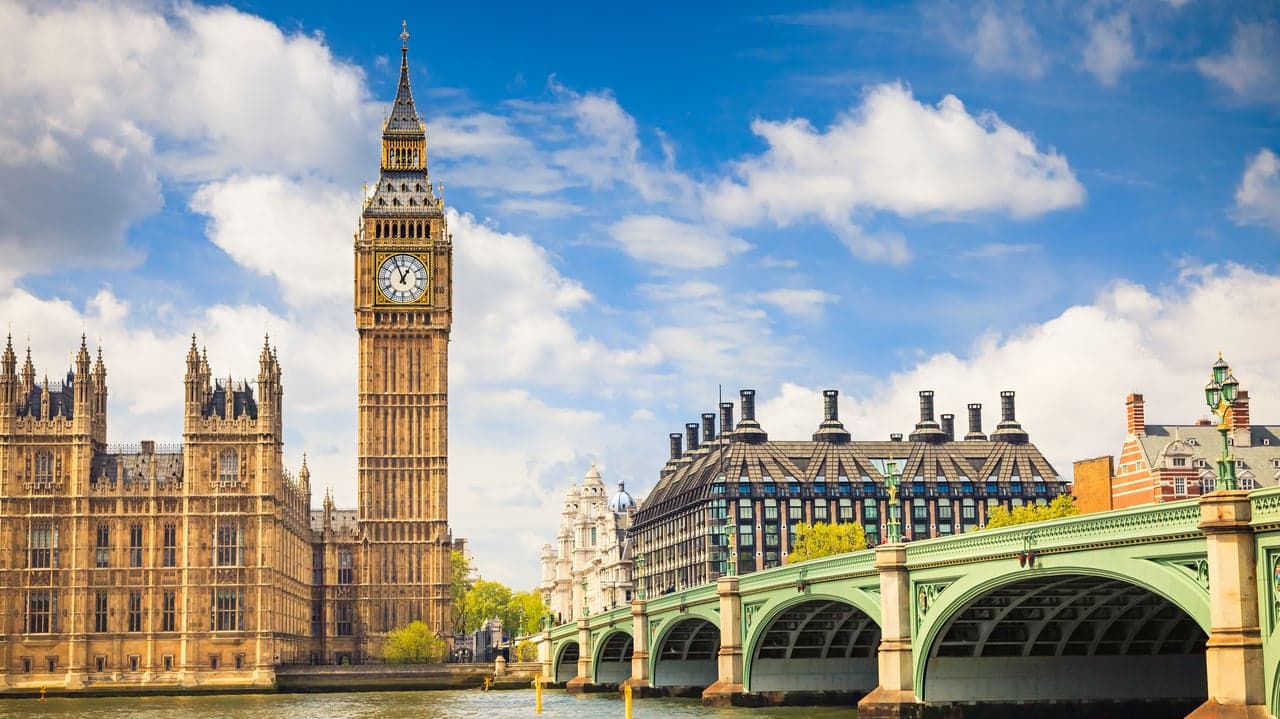 Taco Bell Pulls Off Elaborate Big Ben Stunt for London Opening Taco Bell Pulls Off Elaborate Big Ben Stunt for London Opening
