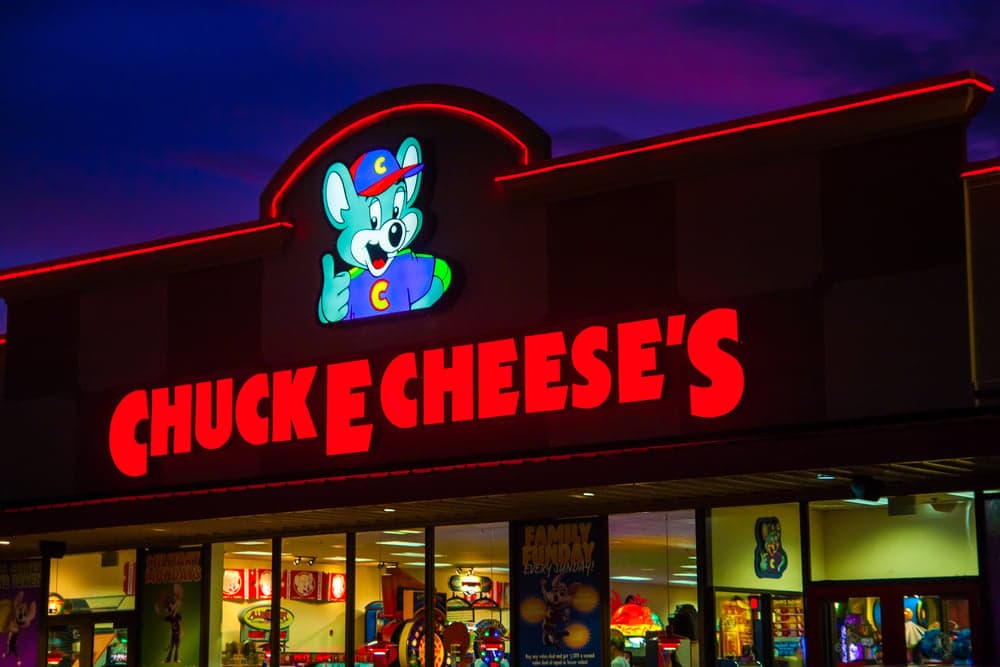 Chuck E. Cheese is Serving Pizzas Under a New Name on Delivery Platforms Chuck E. Cheese is Serving Pizzas Under a New Name on Delivery Platforms