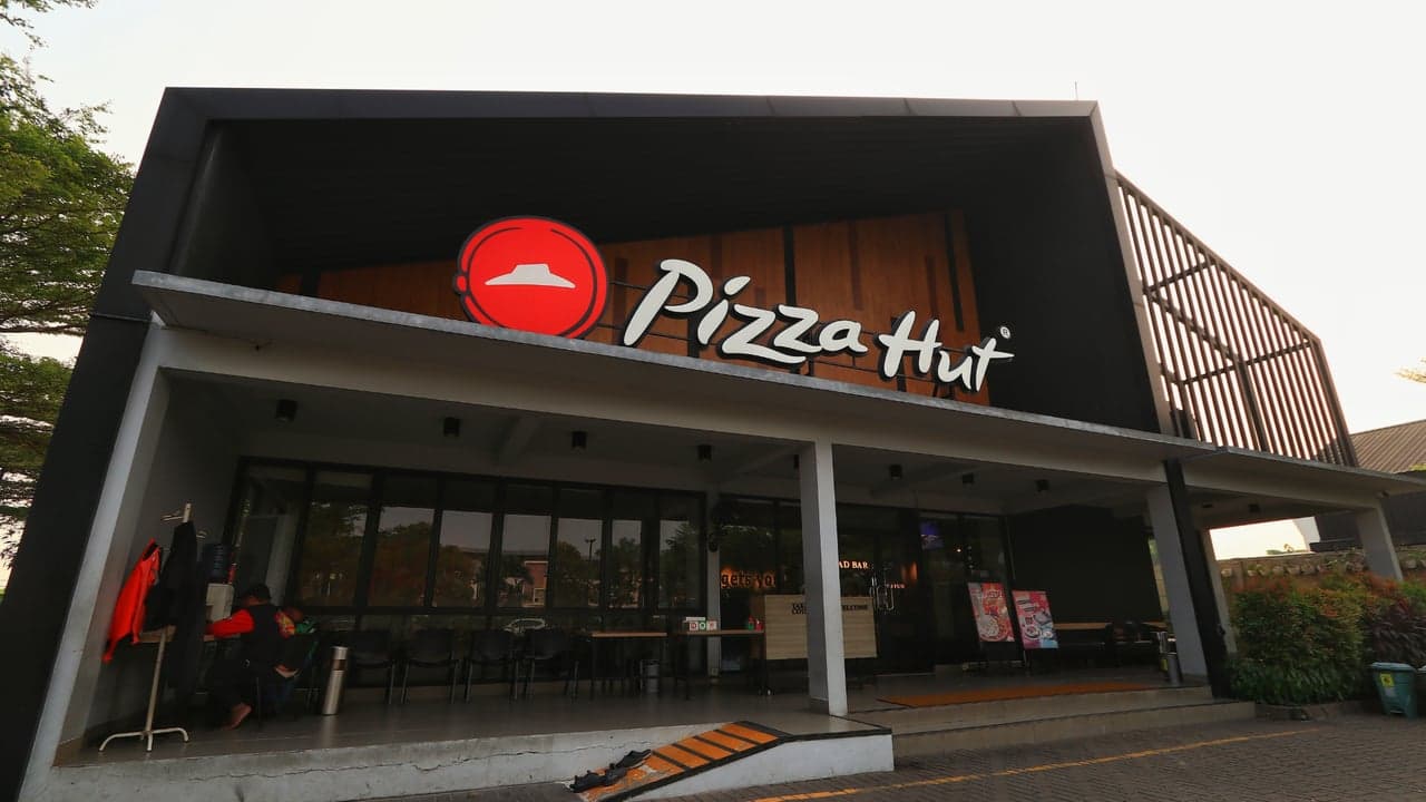 Pizza Hut Faces Franchise Struggles, Store Closures and Employee Backlash Amid Decline Pizza Hut Faces Franchise Struggles, Store Closures and Employee Backlash Amid Decline