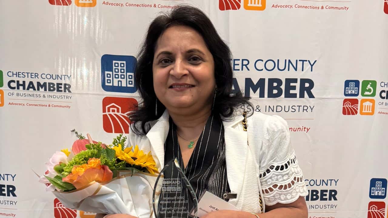 How Minuteman Press International Evolved and Set New Standards Jyoti Arora accepts the award for Minority Business of the Year at the CCCBI Awards Dinner.